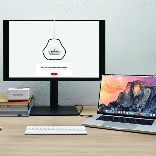 Kalibrator SpyderExpress w trakcie pracy na monitorze – szybka kalibracja w domowym studiu.