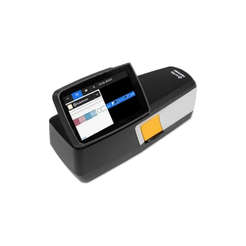 X-Rite eXact 2 Standard w stacji dokującej, widok z boku. Precyzyjny spektrofotometr do kontroli barw i densytometrii w druku.