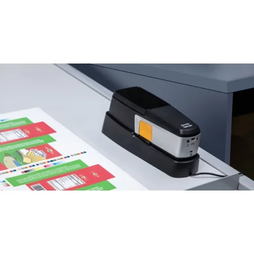 Stacja dokująca X-Rite eXact 2 Standard na stanowisku drukarskim, gotowa do pomiaru arkuszy kontrolnych.