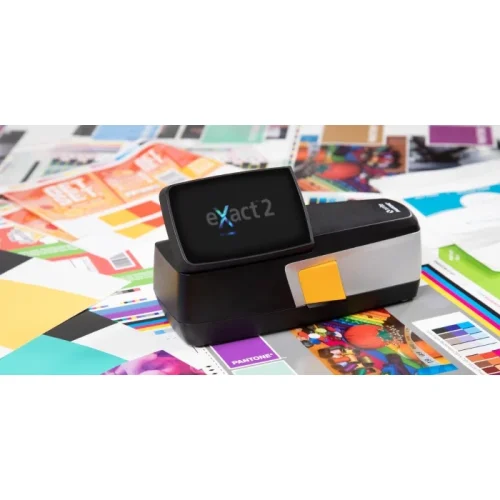 Spektrofotometr X-Rite eXact 2 Standard na stanowisku pomiarowym z arkuszem kontrolnym. Profesjonalne narzędzie do kontroli kolorów w druku.