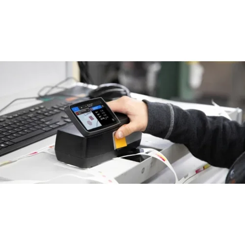 Operator wykonuje pomiar barw przy użyciu spektrofotometru X-Rite eXact 2 Standard. Wysoka dokładność i szybki odczyt kolorów.