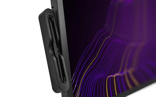 Wacom Cintiq Pro 27 posiada boczny uchwyt na pióro Wacom Pro Pen 3. Zdjęcie akcentuje wygodę przechowywania rysika podczas codziennej pracy.