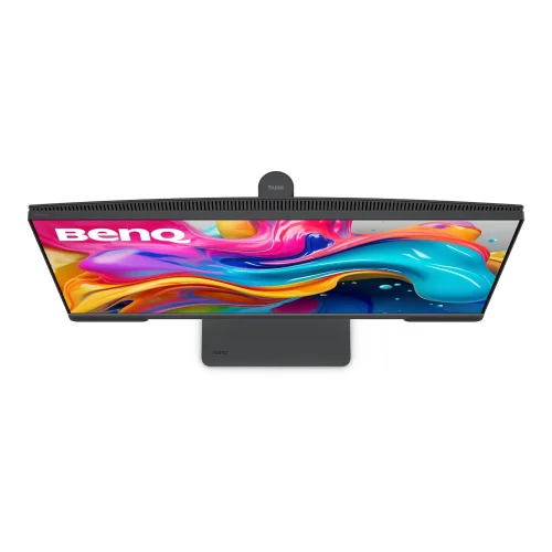 Zdjęcie pokazuje górny rzut monitora BenQ PV3200U który podkreśla smukłą obudowę. Konstrukcja zapewnia dobrą wentylację oraz cichą pracę podczas długich projektów.