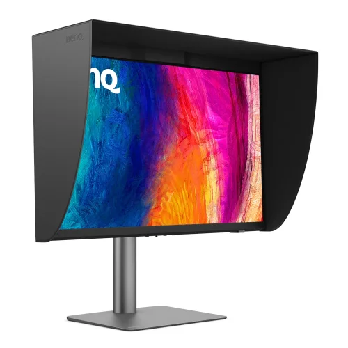 Profesjonalny monitor BenQ PD2770U z osłoną przeciwoświetleniową, gotowy do softproofingu wydruków.