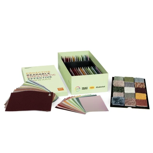 RAL Trendbox 2027+ z 75 próbkami materiałów, kartami kolorów oraz książką trendów RAL COLOUR FEELING 2027+. Zestaw do pracy z kolorem i materiałem dla projektantów.