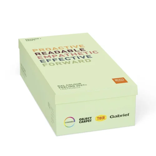 Zamknięte pudełko RAL Trendbox 2027+ z serii RAL COLOUR FEELING 2027+. Eleganckie opakowanie kolekcjonerskiego zestawu trendów kolorystyczno materiałowych.