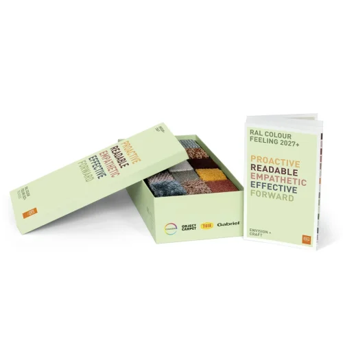 Otwarty RAL Trendbox 2027+ z widocznymi próbkami dywanów oraz leporello trendowym. Kompleksowy zestaw do tworzenia moodboardów i koncepcji materiałowych.