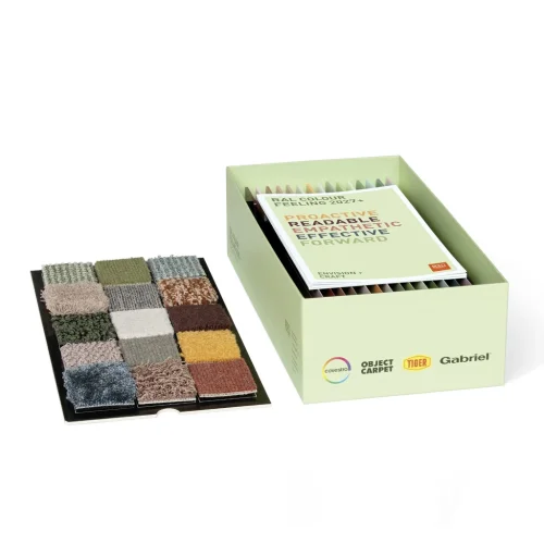 Pudełko RAL Trendbox 2027+ z widoczną książką RAL COLOUR FEELING 2027+ oraz zestawem próbek materiałów wewnątrz.