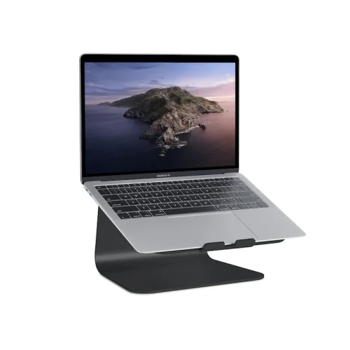 Podstawka Rain Design mStand w kolorze black z MacBookiem. Aluminiowa konstrukcja podnosi ekran, poprawia ergonomię pracy i wspiera chłodzenie laptopa na biurku.