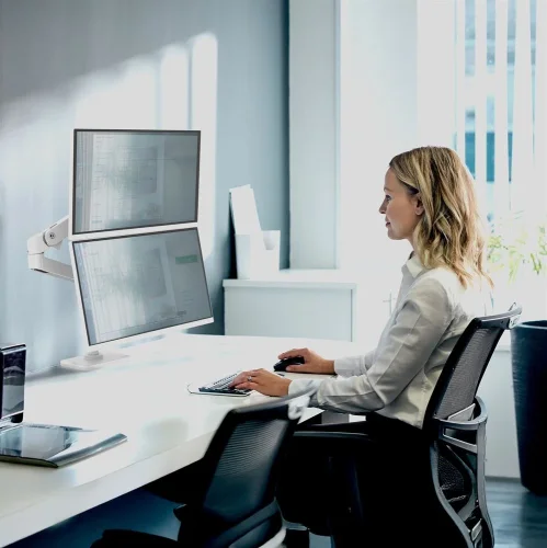 Uchwyt do monitora na biurko w praktyce. Ergotron LX Pro biały w stanowisku pracy z dwoma ekranami.