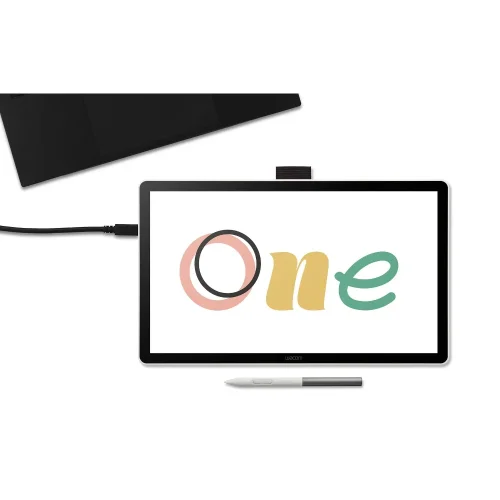 Wacom One 14 DTC141W0 z ekranem 14 cali i piórem bez baterii. Tablet podłączony kablem USB C do laptopa. Idealny do rysowania, notatek i edycji zdjęć w jakości Full HD.