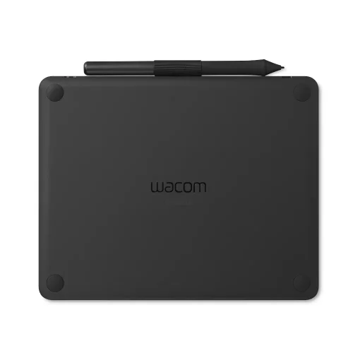tablet piórkowy Wacom Intuos S czarny tył obudowy z uchwytem na piórko i logo Wacom kompaktowy tablet graficzny do rysowania