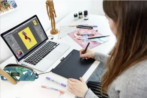 tablet graficzny Wacom Intuos M czarny podczas rysowania na laptopie tablet piórkowy do rysowania i ilustracji cyfrowych