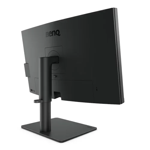 BenQ PD2706U widok pod kątem pokazuje smukłą obudowę i stabilną podstawę. Monitor dla projektanta, który łączy estetykę z funkcjonalnością i ergonomią pracy.