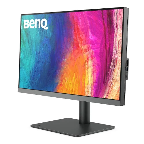 BenQ PD2706U pod kątem prezentuje smukły profil i nowoczesny design. Monitor dla projektanta, który łączy estetykę z funkcjonalnością.