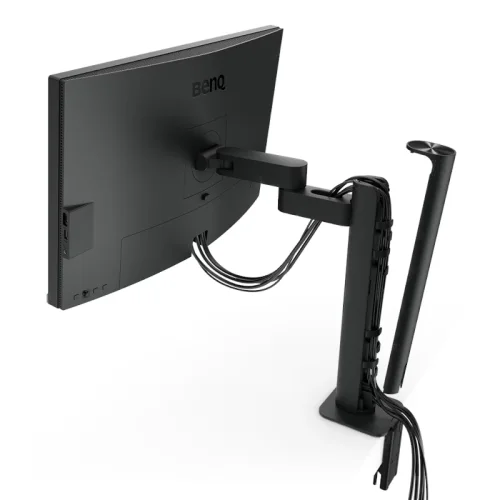 Monitor BenQ PD2706UA z Ergo Arm oferuje szerokie możliwości ustawienia i uporządkowane prowadzenie kabli. Idealny do profesjonalnego stanowiska pracy.