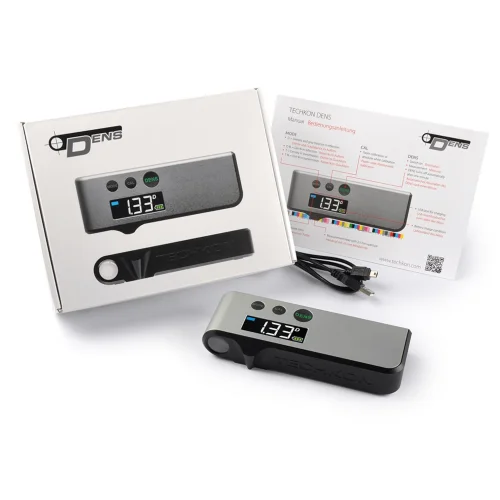Zestaw TECHKON DENS zawiera densytometr, przewód USB i instrukcję. To praktyczne rozwiązanie do pomiaru gęstości optycznej, kontroli druku CMYK i codziennej pracy w środowisku poligraficznym.