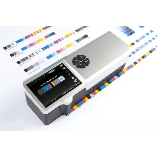 TECHKON SpectroDens Advanced podczas skanowania pasów kontrolnych do oceny jakości druku.