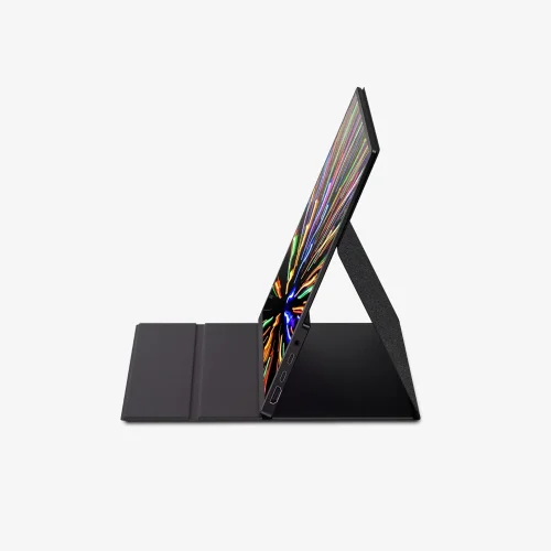 Mobile Pixels Fold QHD 16" z bocznymi portami, smukłą obudową i etui pełniącym funkcję podstawki.