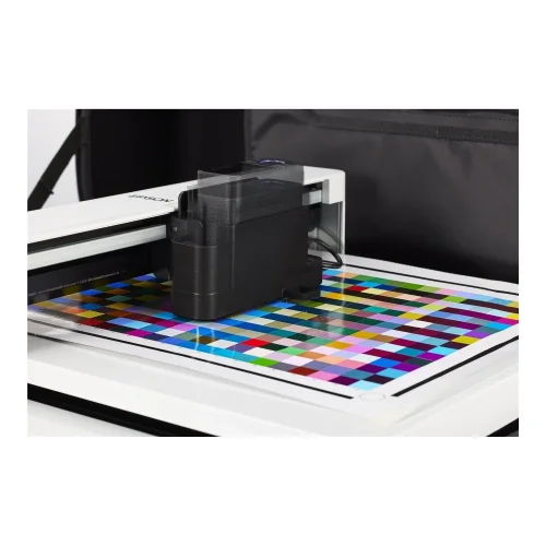 Zbliżenie na spektrofotometr Epson SD-10 podczas automatycznego odczytu pól barwnych na stole Epson SD-10 Automated Scanning Table.