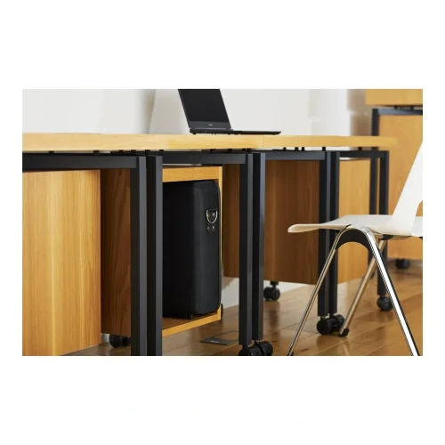 Walizka Epson SD-10 Automated Scanning Table przechowywana pod biurkiem, pokazująca wygodne składowanie stołu po pracy.