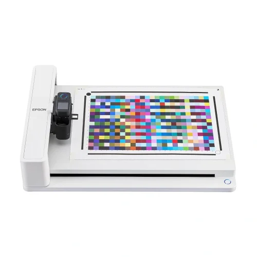 Epson SD-10 Automated Scanning Table z zamontowanym spektrofotometrem SD-10 i chartem pomiarowym do tworzenia profili mediów.