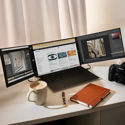 Mobile Pixels Trio 3 Pro przy laptopie w mobilnym stanowisku dla fotografa i twórcy treści.