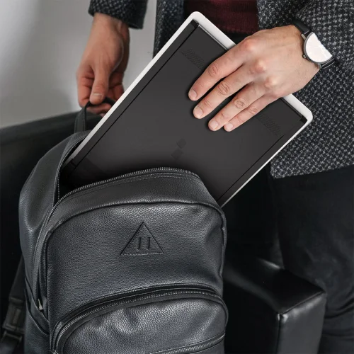 Mobile Pixels Duex Max DS jako lekki monitor przenośny do laptopa, mieszczący się w plecaku.
