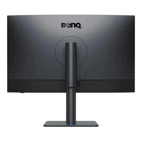 Tył monitora BenQ PV3250U z centralnie umieszczoną podstawą, portami i minimalistyczną obudową przygotowaną do profesjonalnego stanowiska postprodukcyjnego.