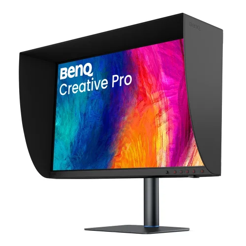 BenQ PV3250U z osłoną przeciwsłoneczną i przyciskami sterującymi na dolnej ramce, przeznaczony do pracy w kontrolowanych warunkach oświetleniowych.