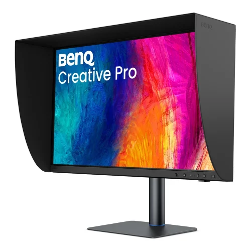BenQ PV3250U z osłoną kapturową widziany z lewej strony pod kątem, profesjonalny monitor do color gradingu, montażu wideo i korekcji barwnej.