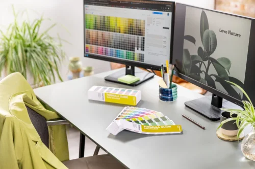 Pantone Formula Guide edycja 2026, najnowszy wzornik Pantone dla grafiki i poligrafii z biblioteką 2614 kolorów Pantone Solid.