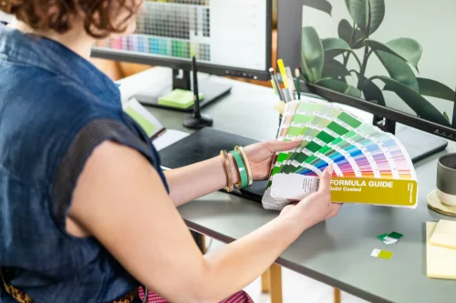 Wzornik Pantone dla grafika, Pantone Formula Guide Solid Coated edycja 2026 podczas wyboru i porównywania kolorów specjalnych.