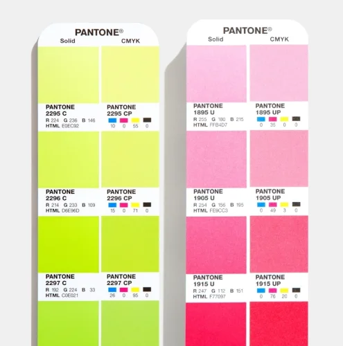 Pantone C i Pantone U z odpowiednikami CMYK w Color Bridge Set, fizyczne porównanie kolorów na papierze powlekanym i niepowlekanym.