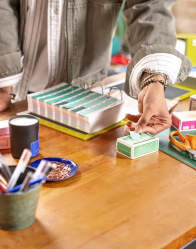 Praca z Pantone Solid Chips, fizyczna próbka koloru używana przy projektowaniu, akceptacji i komunikacji z wykonawcą.