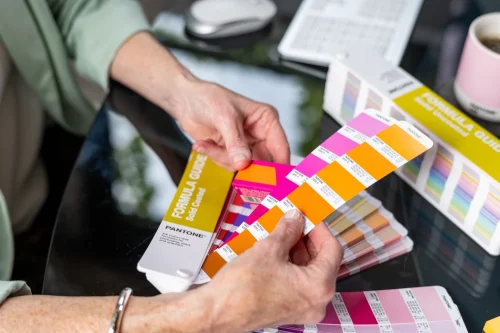 Pantone Formula Guide podczas wyboru kolorów Solid, fizyczne próbki Pantone używane przy pracy projektowej i przygotowaniu do druku.