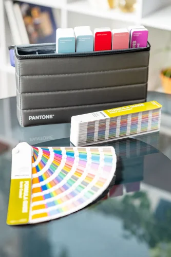 Pantone Portable Guide Studio 2026 w przenośnym etui, profesjonalny zestaw wzorników Pantone Solid, CMYK i kolorów specjalnych.