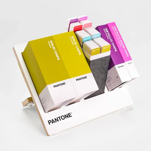 Pantone Reference Library GPG305C edycja 2026 z kompletem wachlarzy Pantone, segregatorami Solid Chips, Metallic Chips oraz Pastels & Neons Chips.