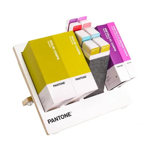 Pantone Reference Library 2026 na białym tle. Kompletny zestaw wzorników Pantone Graphics z wachlarzami i segregatorami odrywanych chipów kolorów.