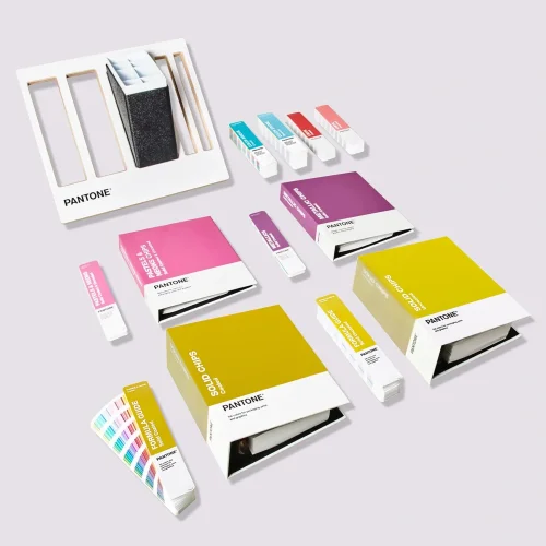 Zawartość Pantone Reference Library GPG305C: wzorniki Formula Guide, Color Bridge, CMYK, Metallics, Pastels & Neons oraz segregatory z chipami Pantone.