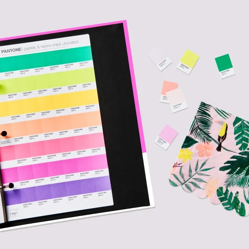 Pantone Pastels & Neons Chips podczas pracy projektowej, odrywane próbki pastelowych i neonowych kolorów do moodboardów i dokumentacji.