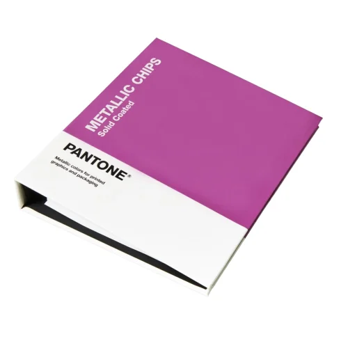 Pantone Metallics Chips Book pokazany pod kątem, profesjonalny segregator z odrywanymi próbkami metalicznych kolorów Pantone.