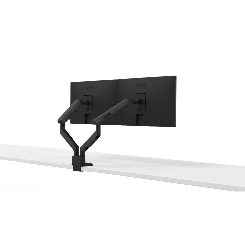 Ramię do dwóch monitorów BenQ BDL01 Ergo Arm zamocowane przy krawędzi biurka, widok perspektywiczny na dwa ekrany poziome.