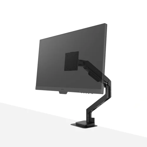 Regulowany uchwyt do monitora BenQ BSH01 Ergo Arm, czarny, prezentowany pod kątem. Ramię do ekranów 17–45 cali o masie do 20 kg.