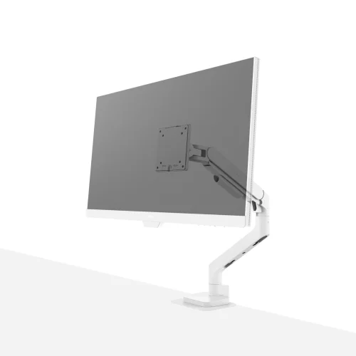 BenQ BSH02, białe ramię do monitora o udźwigu do 20 kg, pokazane z ekranem pod kątem. Regulowany uchwyt biurkowy VESA do dużych monitorów.