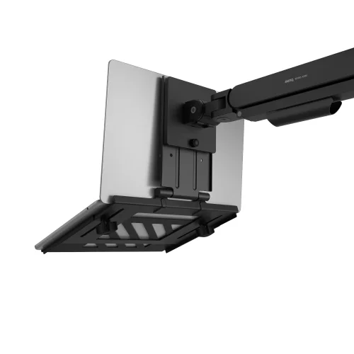 BenQ LTB01 z laptopem zamocowana do ramienia monitora. Widok od tyłu pokazuje sposób podparcia notebooka i połączenie tacki z ramieniem.