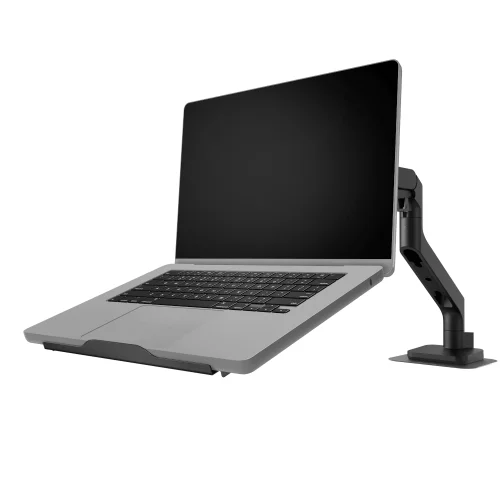 Laptop ustawiony na tacki BenQ LTB01 zamontowanej do pojedynczego ramienia monitora. Widok pokazuje sposób podparcia notebooka nad biurkiem.