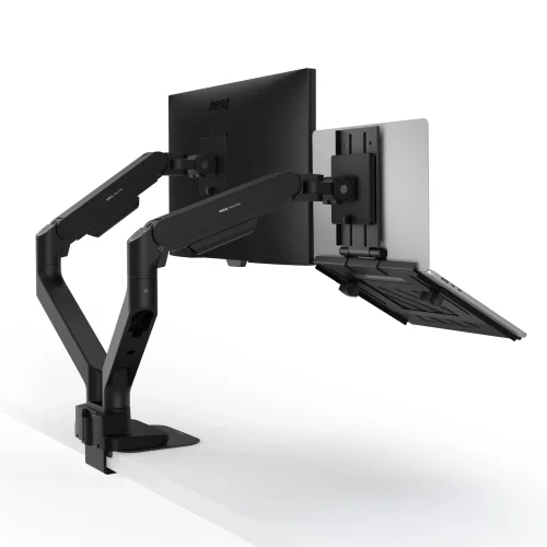 BenQ LTB01 z laptopem i monitorem na podwójnym ramieniu, widok od tyłu pod kątem. Przykład niezależnego ustawienia obu urządzeń.
