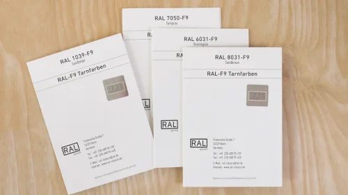 Wzorce kolorów maskujących RAL F9: RAL 1039, RAL 7050, RAL 6031 i RAL 8031. Karty referencyjne do reprodukcji barw i kontroli jakości lakierów.