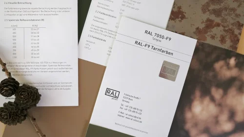 RAL 7050-F9 z danymi kolorymetrycznymi i tabelą odbicia widmowego. Specjalistyczne karty RAL F9 do pomiarów i kontroli kolorów maskujących.